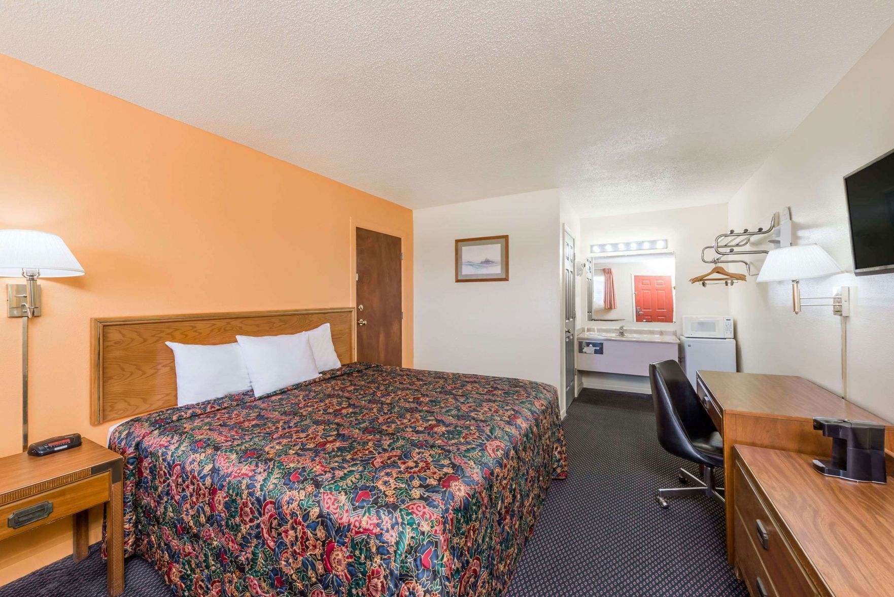 Desk, free WiFi, bed sheets