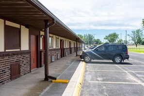 Tempat letak kenderaan sendiri percuma 