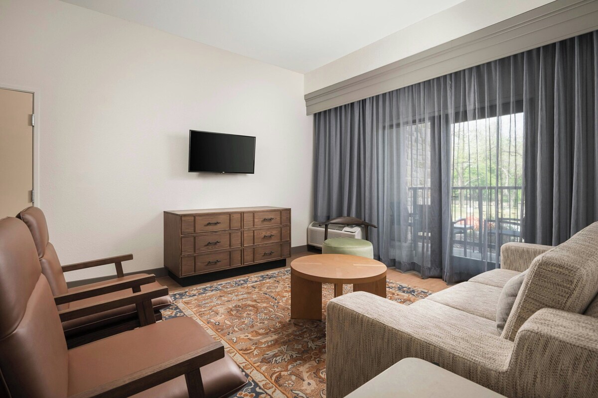 ห้องซูพีเรียสวีท, 1 ห้องนอน, อุปกรณ์ช่วยฟัง, วิวแม่น้ำ (Mobility Accessible with Bathtub) | ห้องนั่งเล่น | ทีวี 32 นิ้ว พร้อมช่องเคเบิล