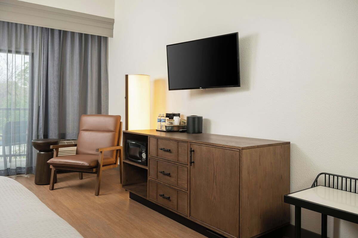 Room, 2 Queen Beds, Hearing Accessible, River View (Balcony) | Premium bedding, desk, laptop workspace, iron/ironing board
