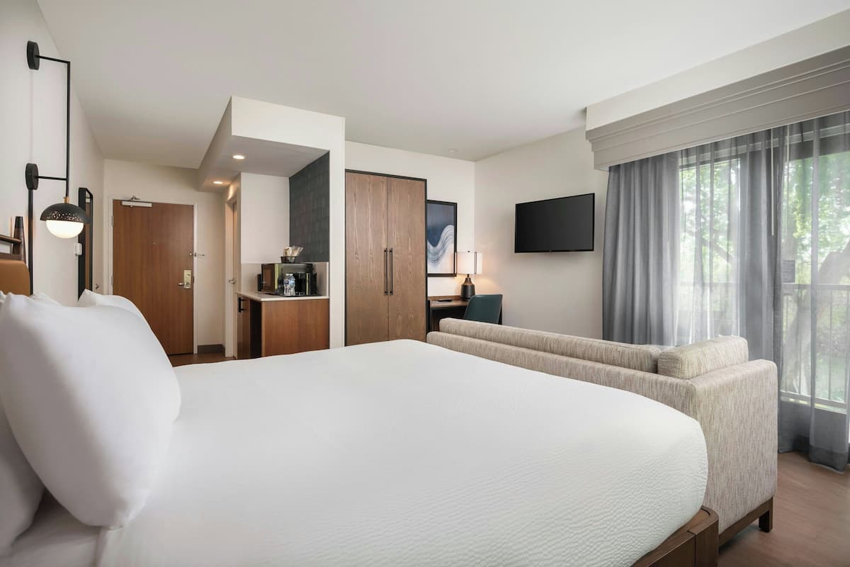 Kamar, 1 Tempat Tidur King | Seprai premium, meja kerja, dan ruang kerja ramah laptop