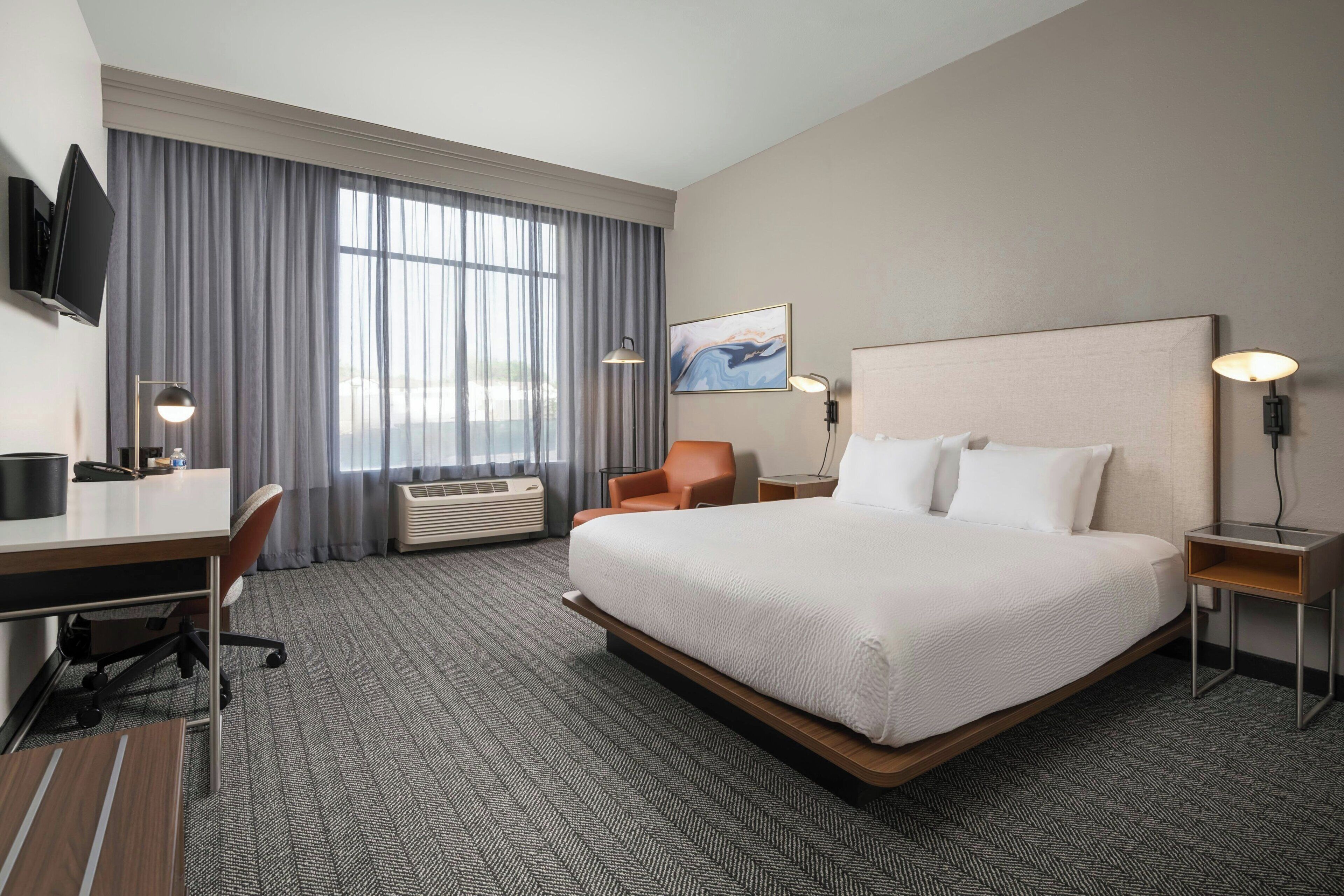 Room, 1 King Bed, Hearing Accessible (Roll-in Shower)