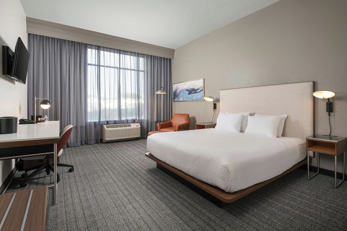 Room, 1 King Bed, Hearing Accessible (Roll-in Shower)
