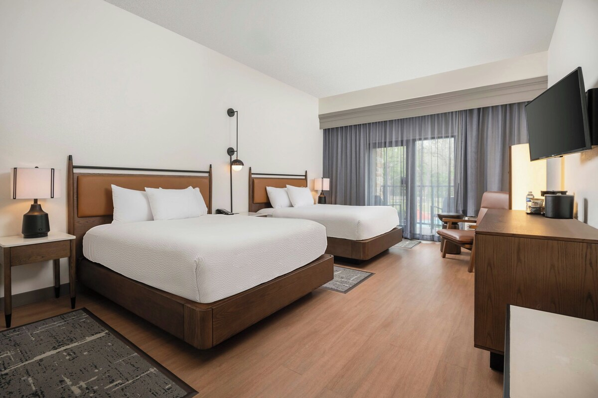 ห้องพัก, เตียงควีนไซส์ 2 เตียง, อุปกรณ์ช่วยฟัง, วิวแม่น้ำ (Balcony) | เครื่องนอนระดับพรีเมียม, โต๊ะทำงาน, พื้นที่ทำงานแบบใช้แล็ปท็อป