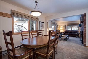 Condo, Plusieurs lits (Ski Trail Condominiums - SK201 (Condo) | Repas dans la chambre