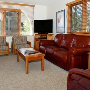 Condo, 3 chambres | Salle de séjour | Téléviseur, foyer