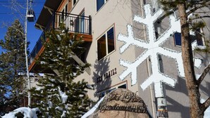 Un bâtiment orné d’un grand flocon de neige, doté de balcons et d’une enseigne sur laquelle on peut lire « SEI TREVISE ».