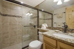 Condo, nhiều giường (Ski Trail Condominiums - SK108 (Condo) | Phòng tắm | Vòi sen/bồn tắm kết hợp, đồ dùng nhà tắm miễn phí, máy sấy tóc 