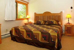 Condo, 2 chambres | Fer et planche à repasser, accès au Wi-Fi (inclus), literie fournie