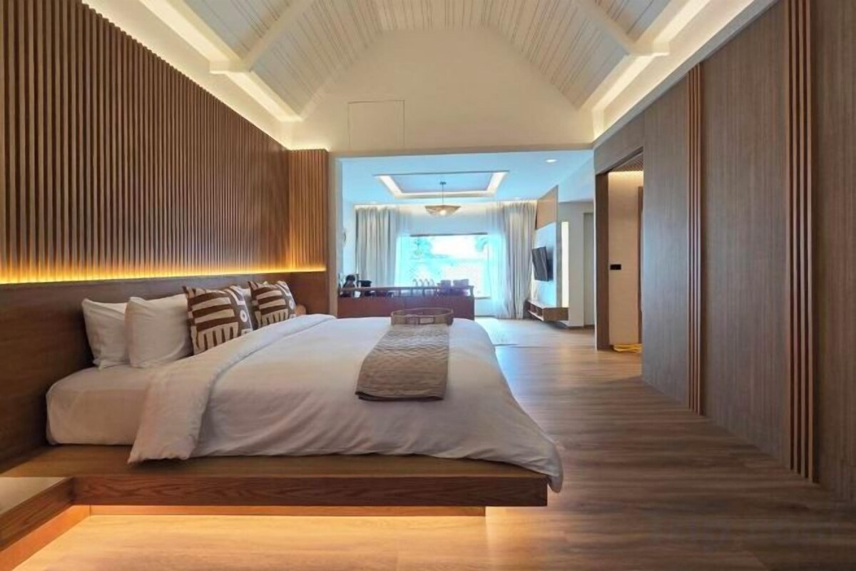 Select Comfort beds, minibar, in-room safe, desk