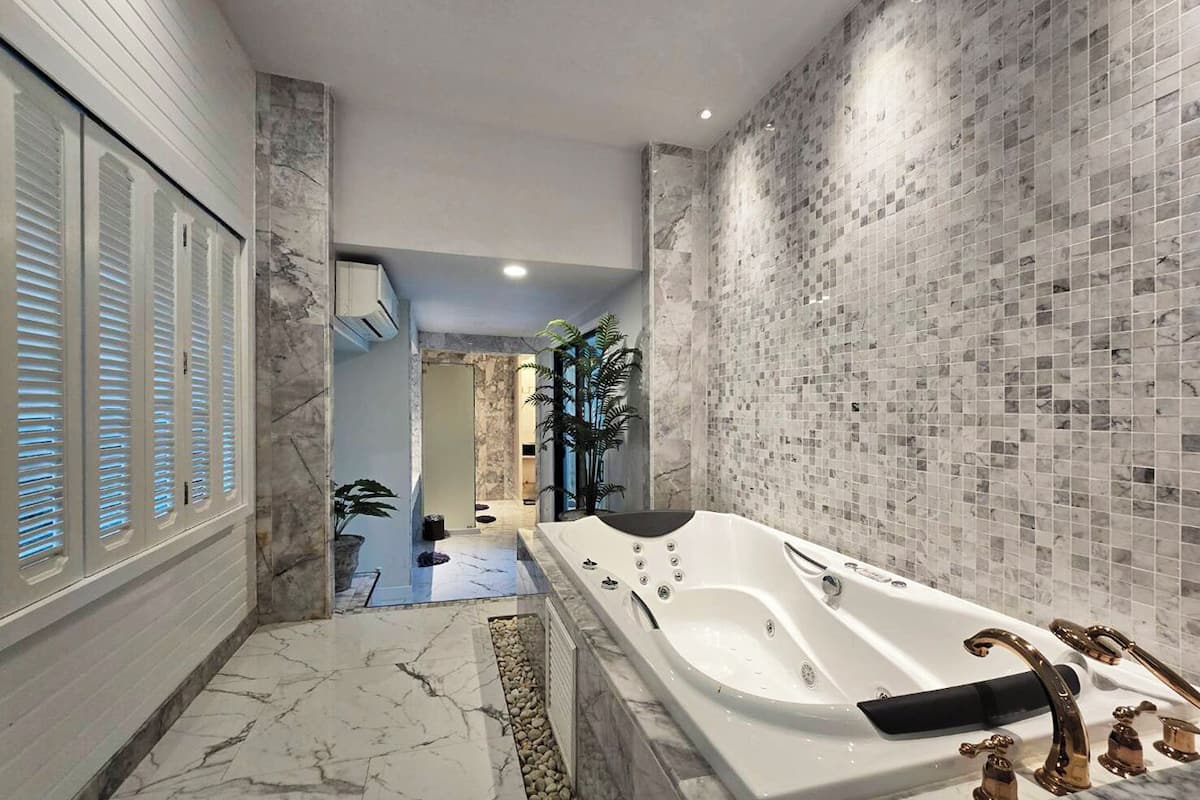 suite with ocean view | bathroom | free toiletries, hair dryer, bathrobes, slippers