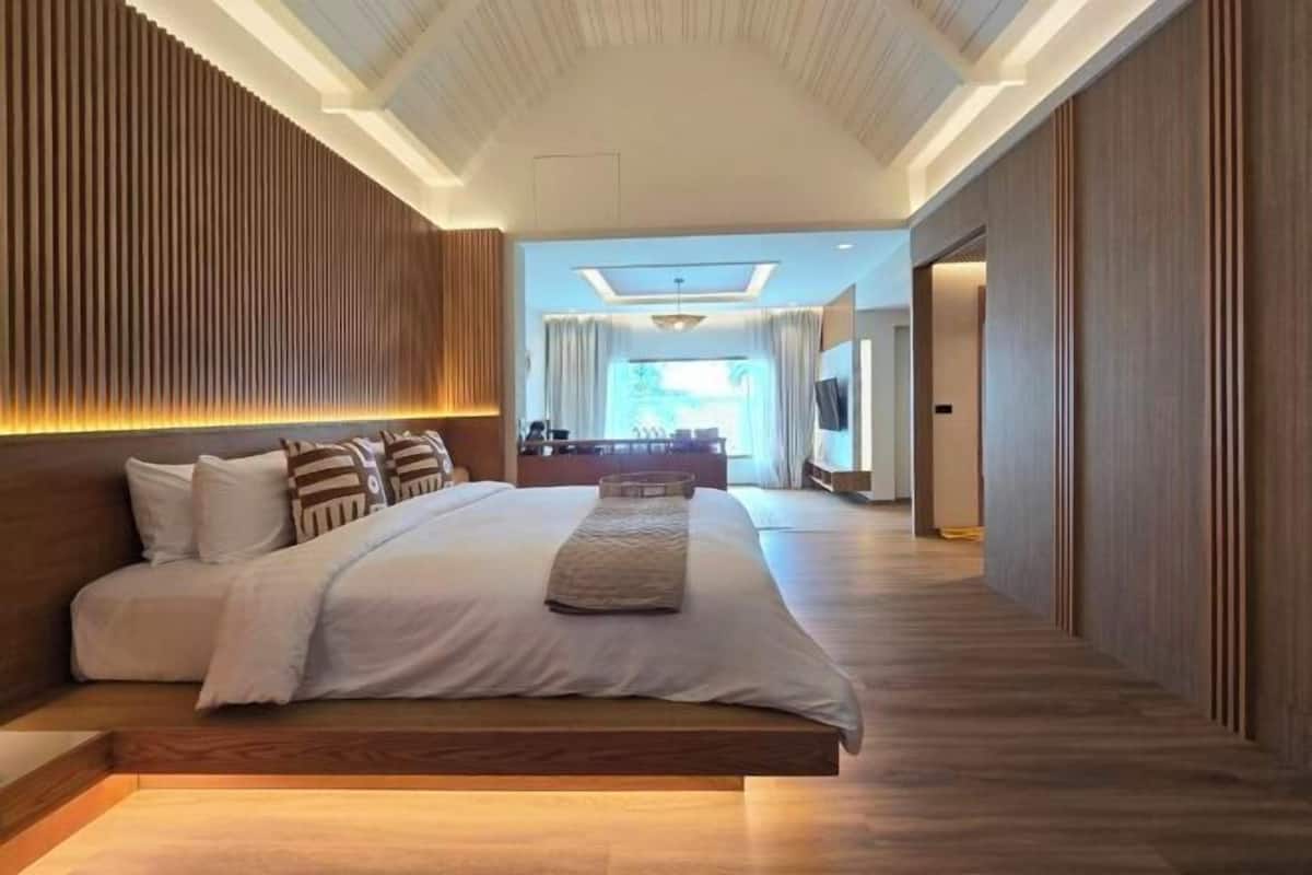 Select Comfort beds, minibar, in-room safe, desk