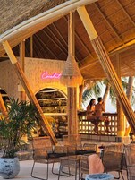 En la playa, arena blanca, sillas reclinables de playa, sombrillas