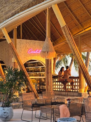 On the beach, white sand, sun loungers, beach umbrellas - Cocohut Beach Resort (Ko Pha-ngan)