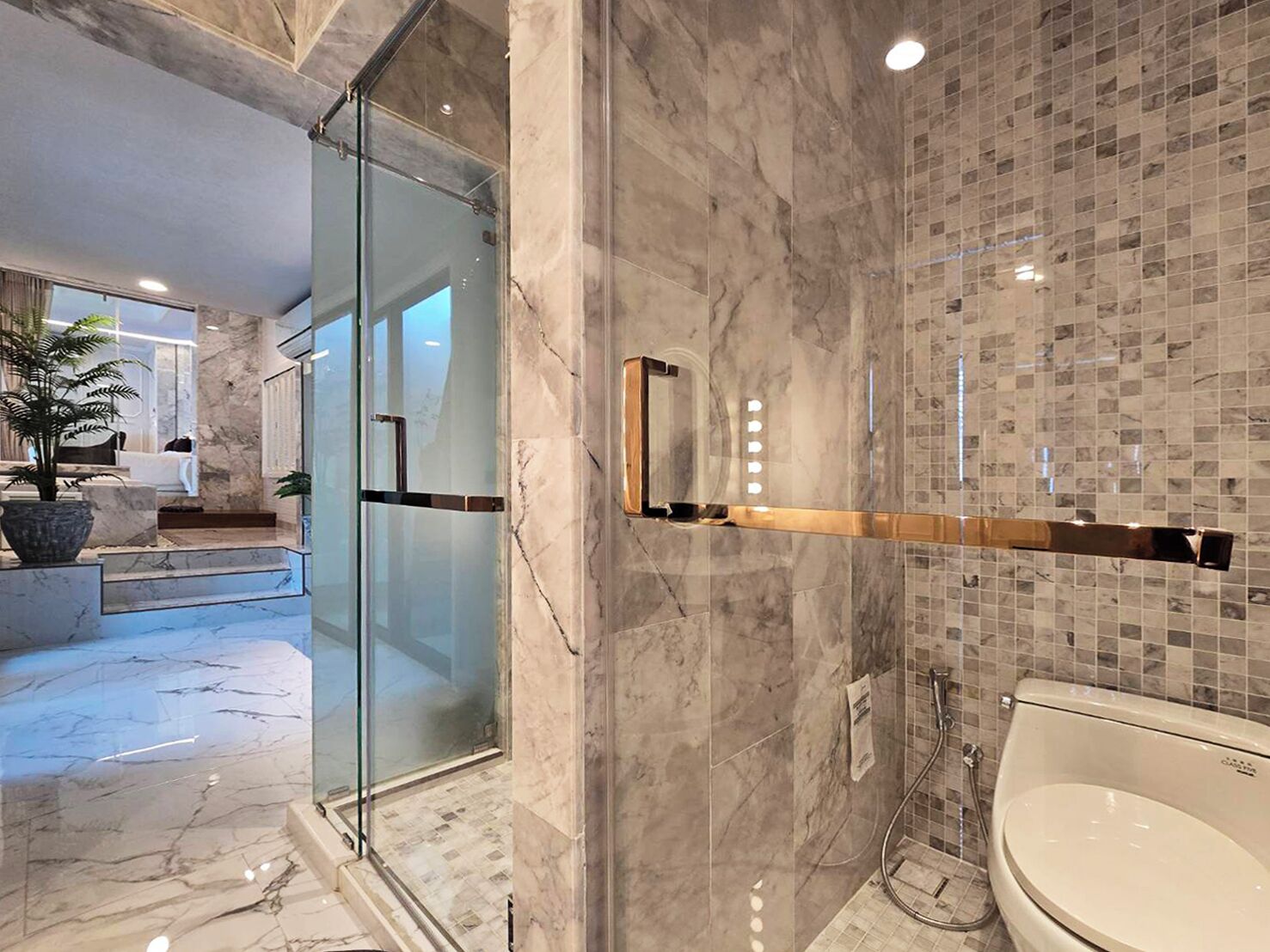 suite with ocean view | bathroom | free toiletries, hair dryer, bathrobes, slippers