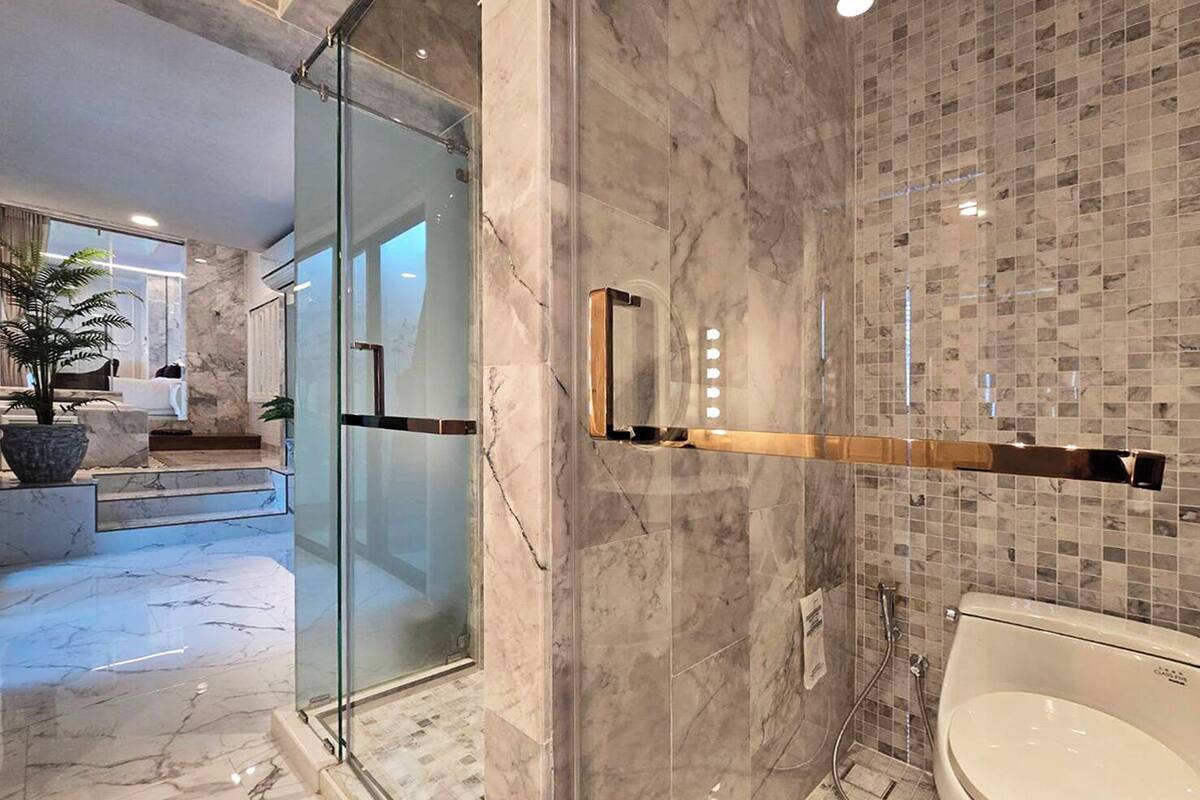 suite with ocean view | bathroom | free toiletries, hair dryer, bathrobes, slippers