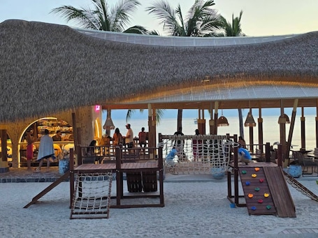 Área de juegos infantiles al aire libre