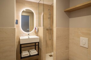 Habitación estándar, 1 cama de matrimonio, no fumadores | Baño | Ducha, secador de pelo y toallas