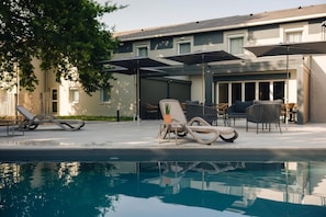 Outdoor pool - Sure Hotel by Best Western Tours Sud (Chambray-les-Tours)