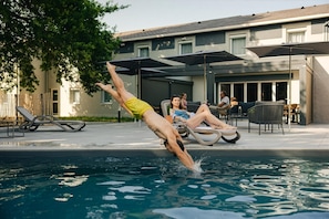 Outdoor pool - Sure Hotel by Best Western Tours Sud (Chambray-les-Tours)