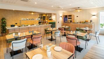 Petit déjeuner buffet servi tous les jours en supplément