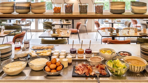 Een buffetopstelling met verschillende soorten eten en toevoegingen.