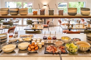 Morgenmadsbuffet hver dag (14 EUR pr. person)