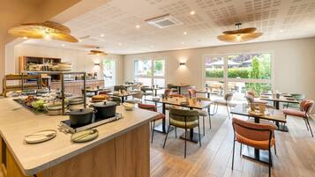 Petit déjeuner buffet (14 EUR par personne)