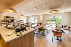 Tägliches Frühstücksbuffet (14 EUR pro Person)