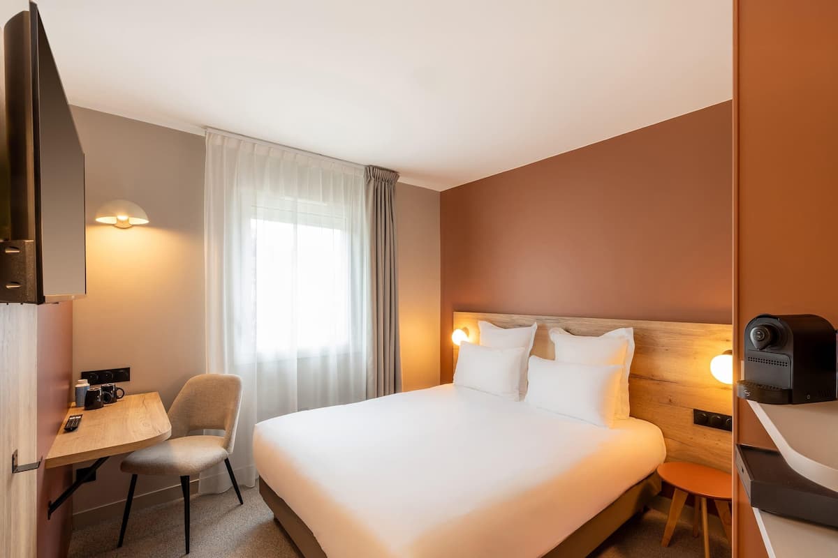 Quarto standard, 1 cama Queen, para não fumantes | Quartos à prova de som, ferros/tábuas de passar roupa, berços grátis