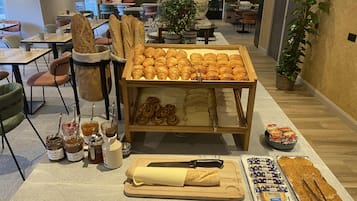 Tägliches Frühstücksbuffet (12 EUR pro Person)