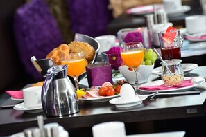 Tägliches Frühstücksbuffet gegen Gebühr
