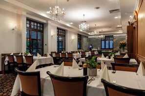 Breakfast, lunch, dinner served; Polish cuisine, garden views - Hotel Grand Sal (Wieliczka)