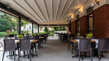 Se sirven desayunos, comidas, cenas y cocina polaca con vista al jardín