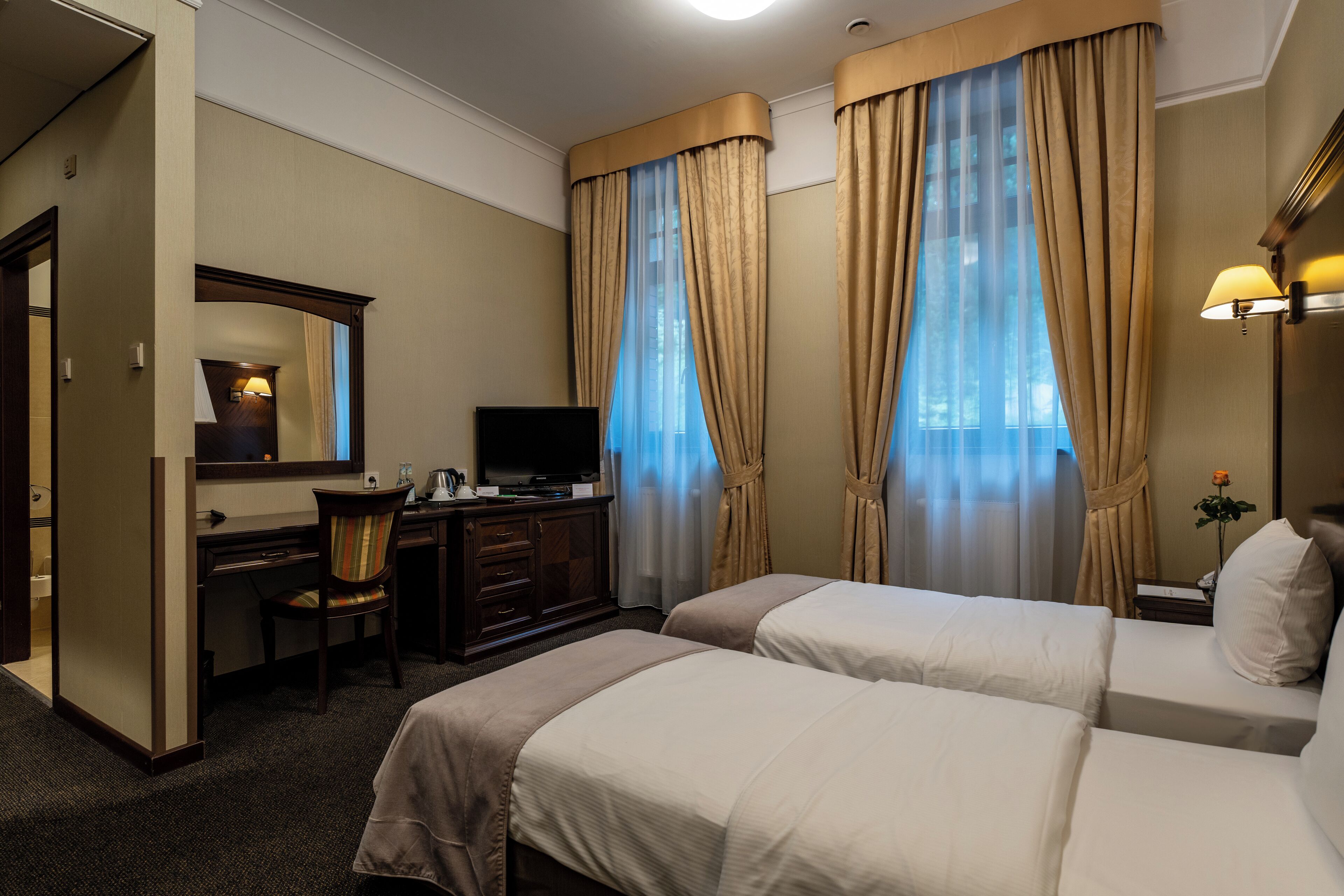 twin room | hypo-allergenic bedding, minibar, in-room safe, soundproofing