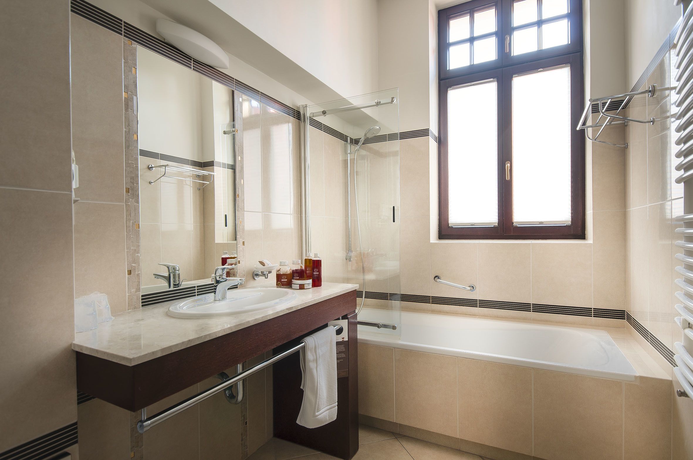 double room | hypo-allergenic bedding, minibar, in-room safe, soundproofing