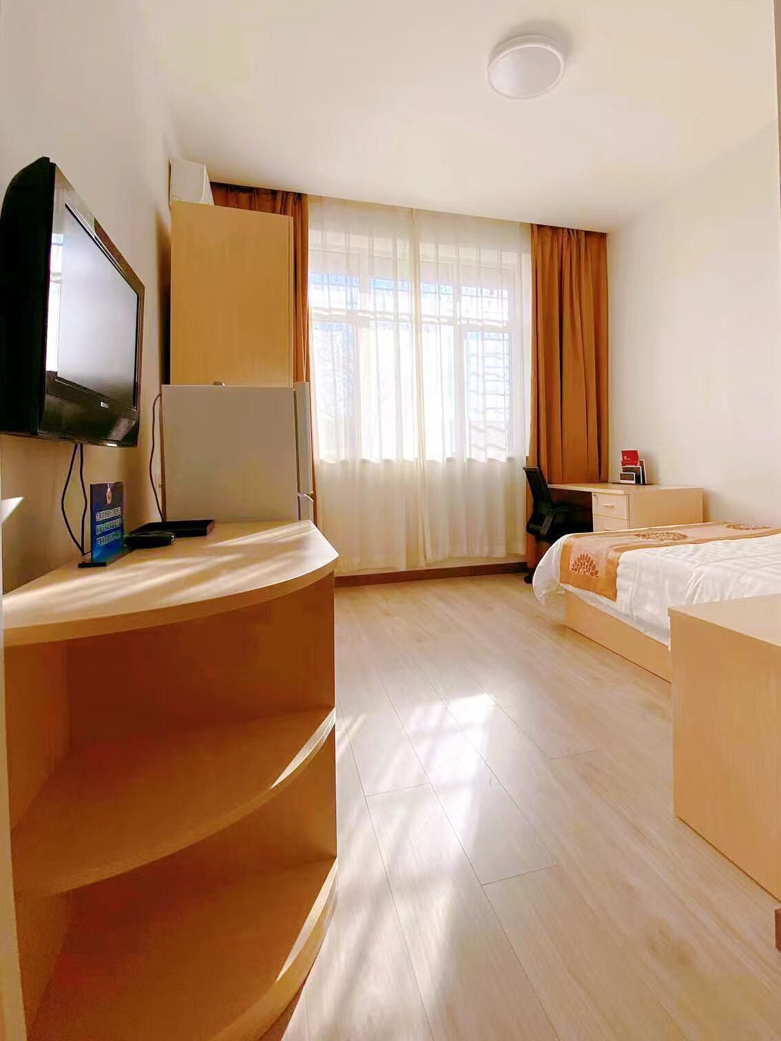 Escritorio, cortinas blackout, sistema de insonorización y wifi gratis 