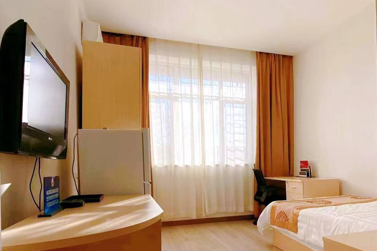 Escritorio, cortinas blackout, sistema de insonorización y wifi gratis