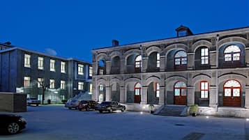 Fassade der Unterkunft – Abend/Nacht