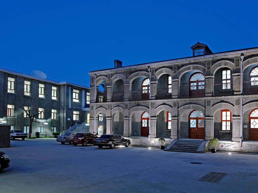 Fachada de la propiedad por la tarde o noche