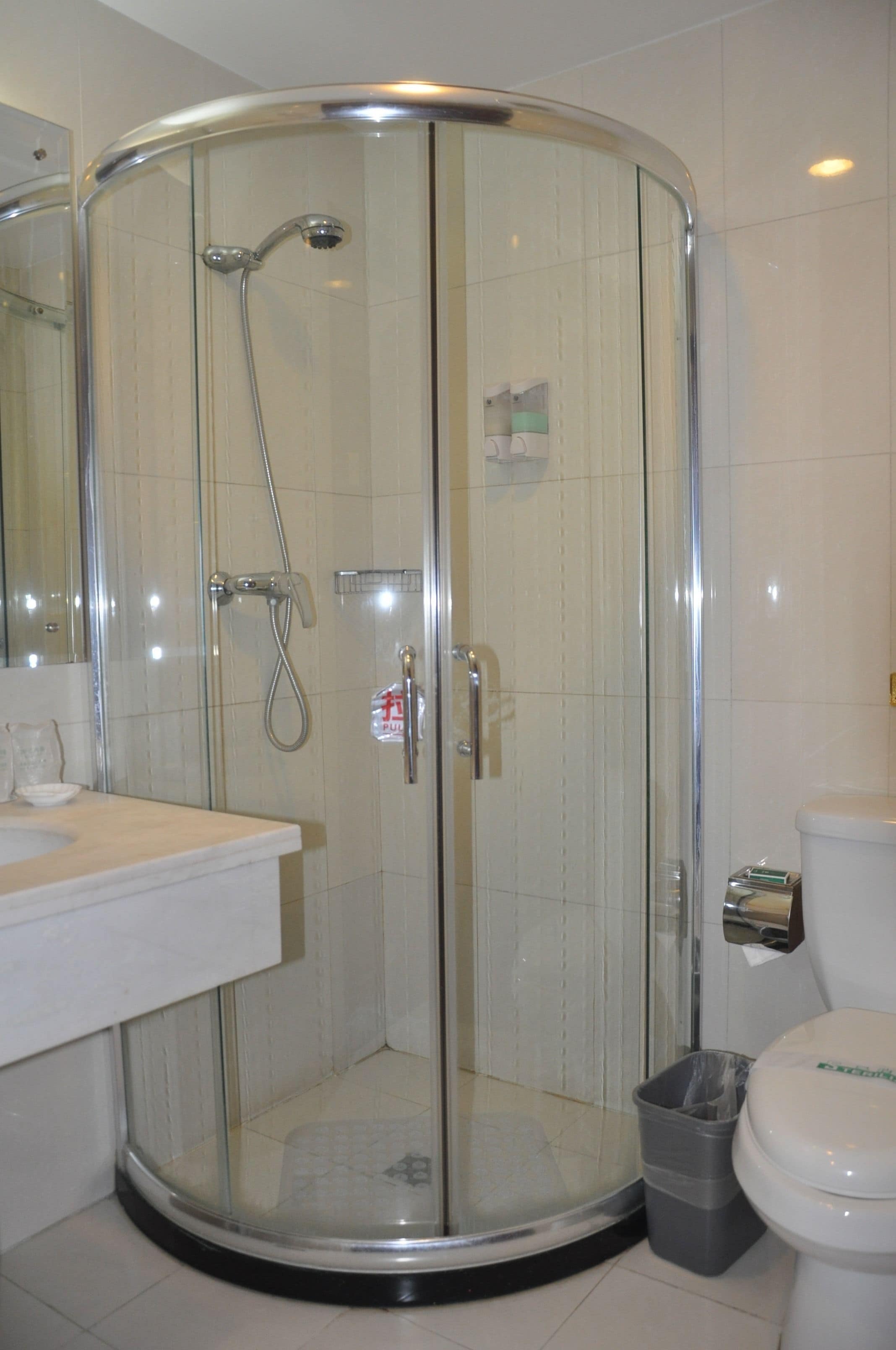 Standard Twin Room | Bathroom | Shower, rainfall showerhead, designer toiletries, hair dryer