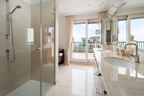Penthouse Mewah | Kamar mandi | Perlengkapan mandi gratis, pengering rambut, jubah mandi, dan sandal