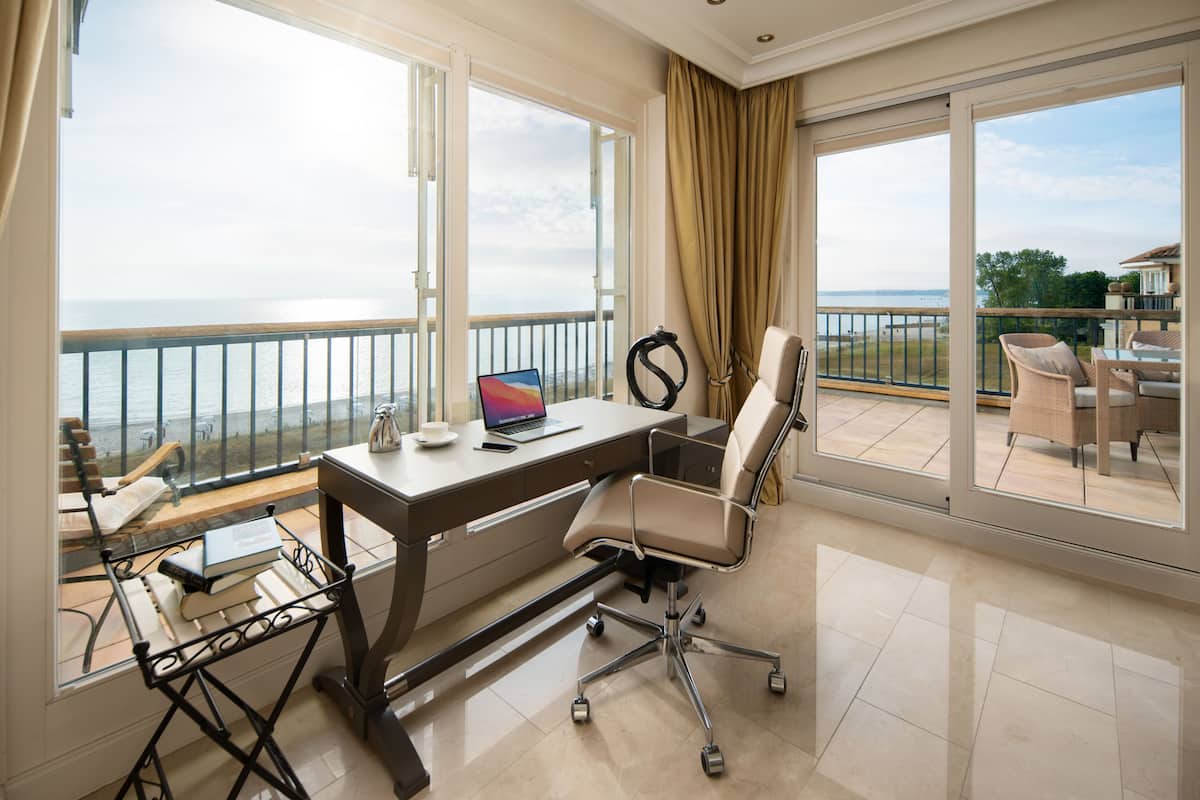 luxury penthouse | living area | flat-screen tv