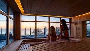 Una habitación con ventanas amplias, suelo de madera y un banco.