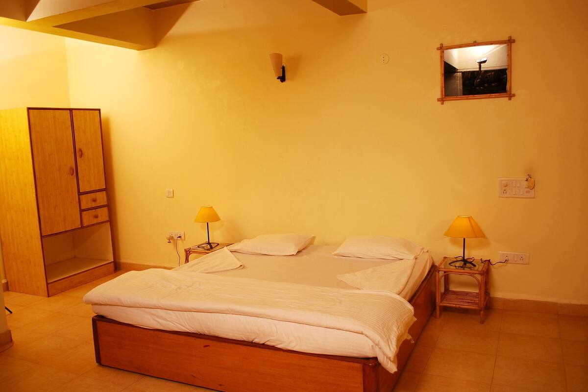Desk, blackout curtains, rollaway beds, free WiFi