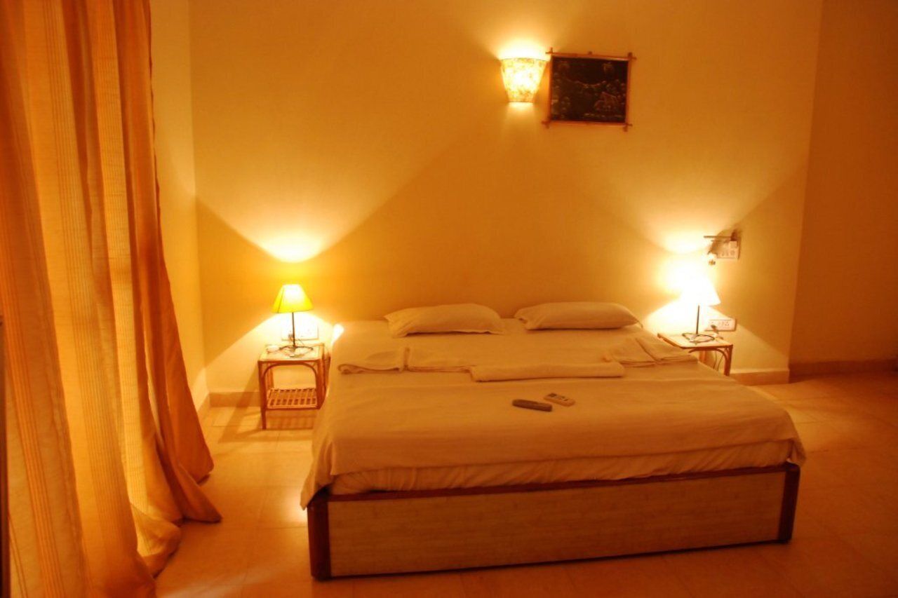 Desk, blackout curtains, rollaway beds, free WiFi