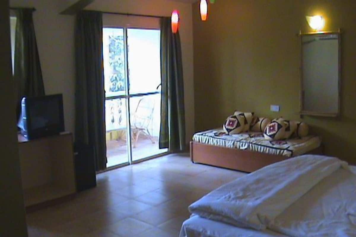Escritorio, cortinas blackout y camas plegables/adicionales