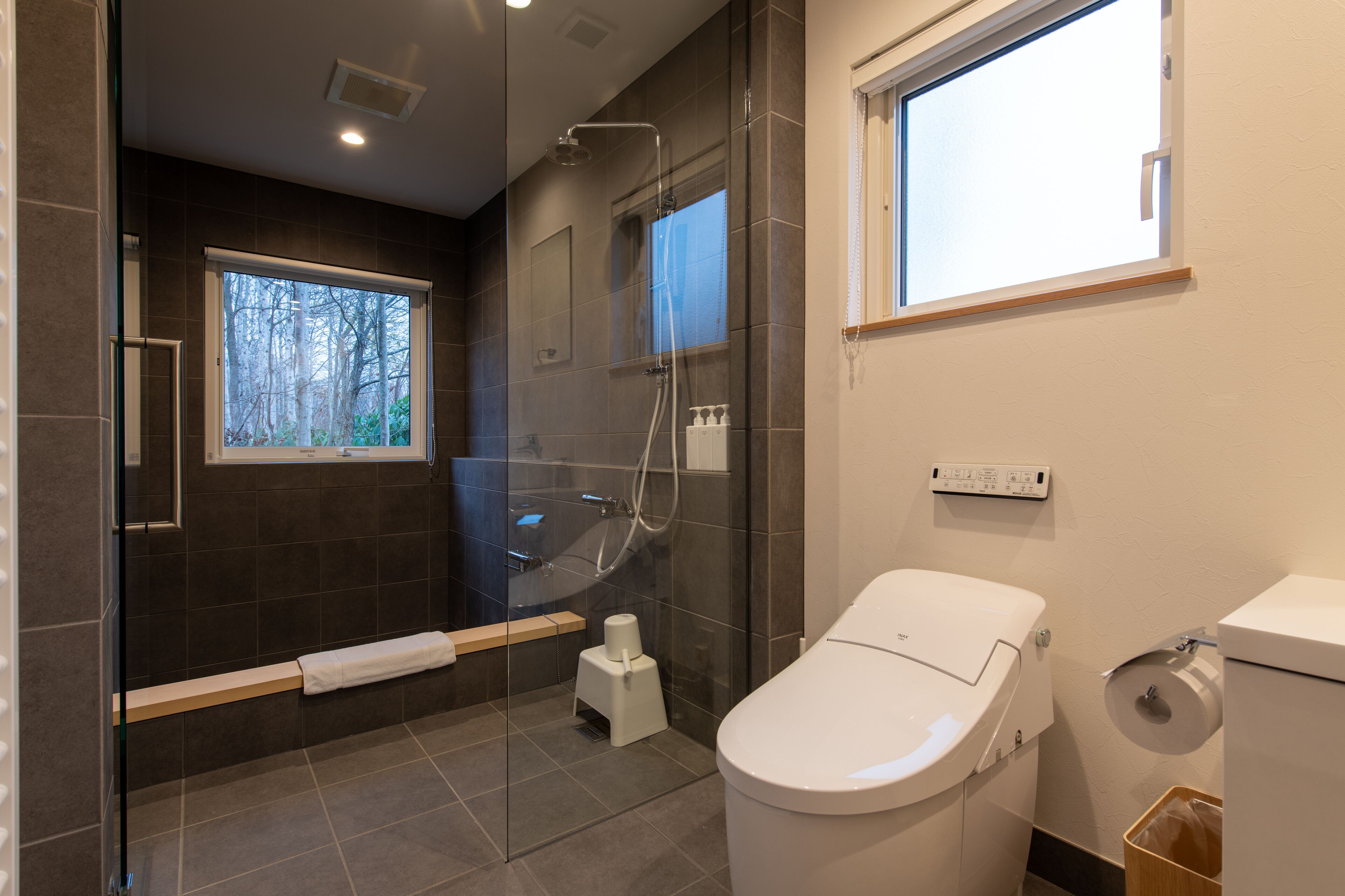 4 bedroom premium | bathroom | combined shower/bathtub, free toiletries, hair dryer, slippers