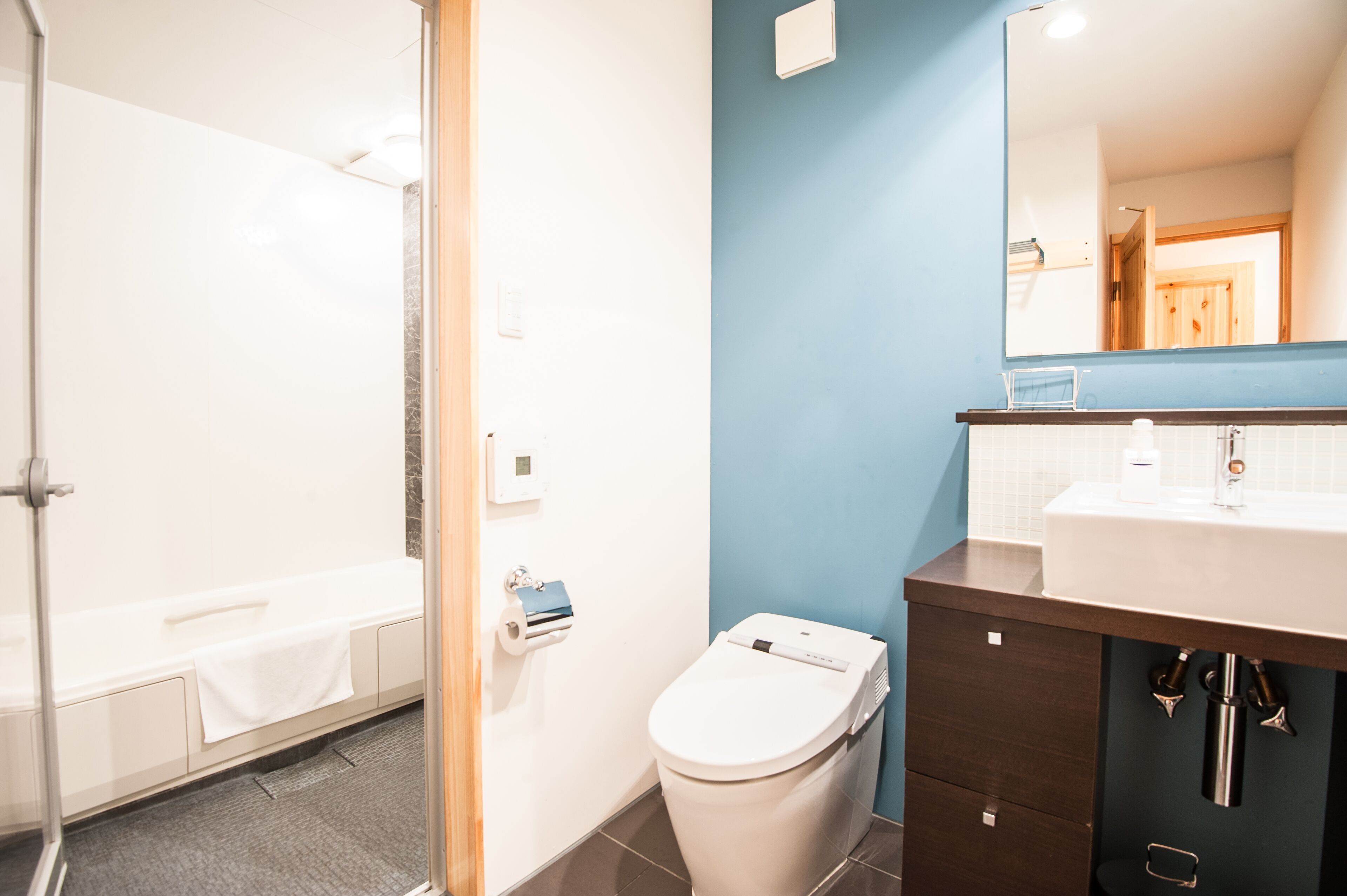 Un baño moderno con bañera, inodoro y lavamanos.