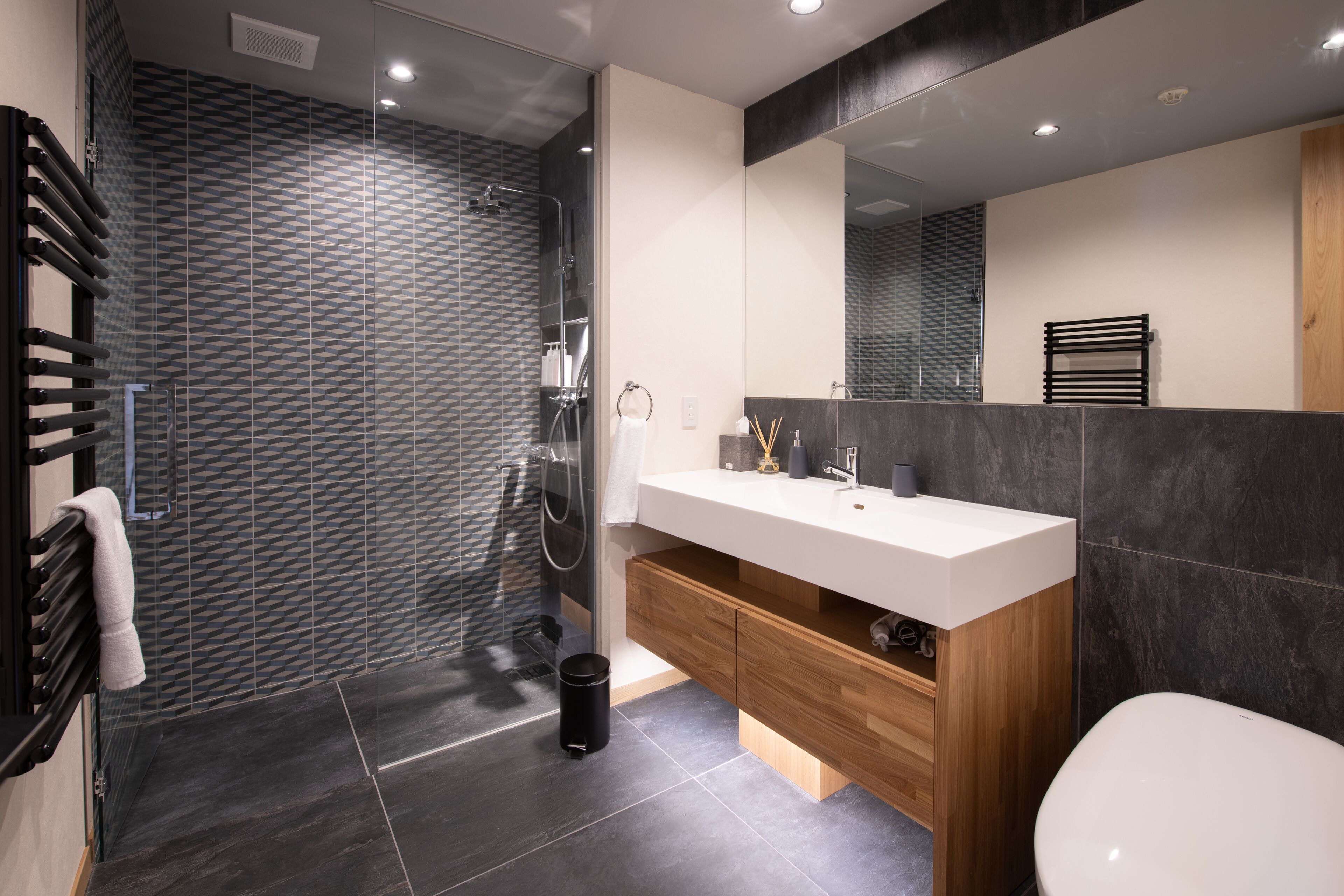 luxury chalet, 5 bedrooms | bathroom | combined shower/bathtub, free toiletries, hair dryer, slippers